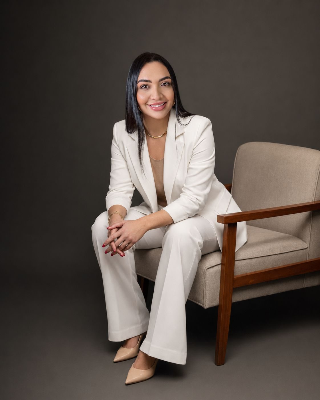 Retrato de representante da Anela em terno branco.